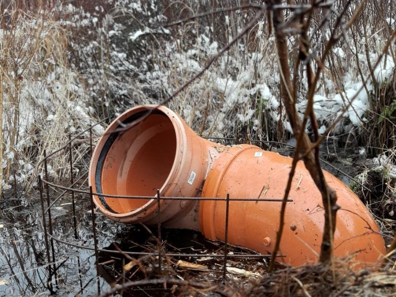 Überlaufrohre halten das Wasser in der Fläche